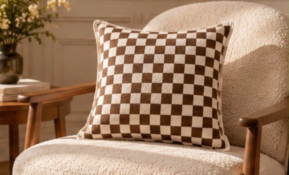 Pillow Square sur un fauteuil dans un salon