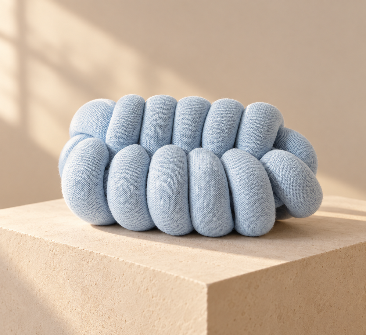 Pillow Melo 1 bleu sur fauteuil cosy