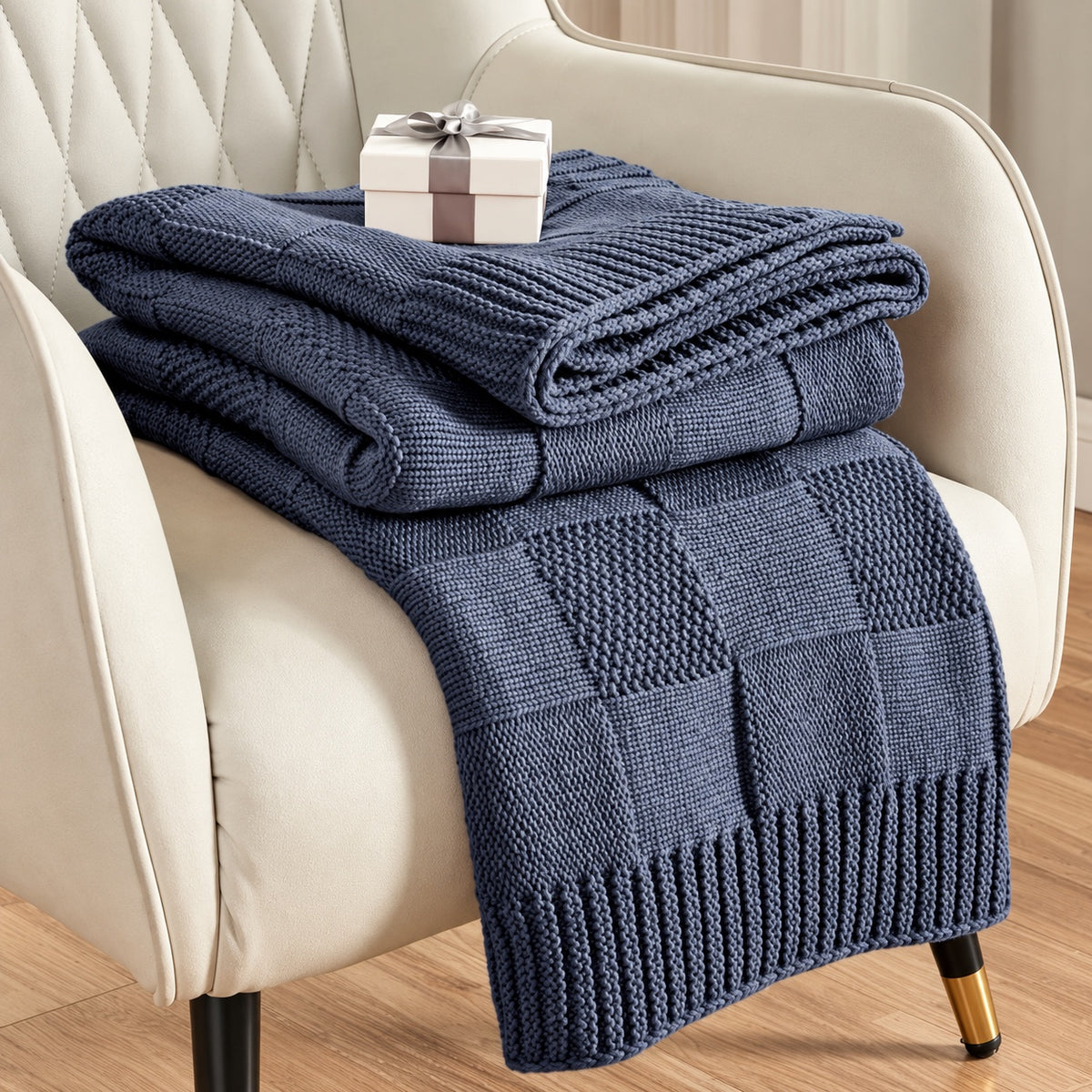 Cozy Plaid bleu foncé sur un fauteuil