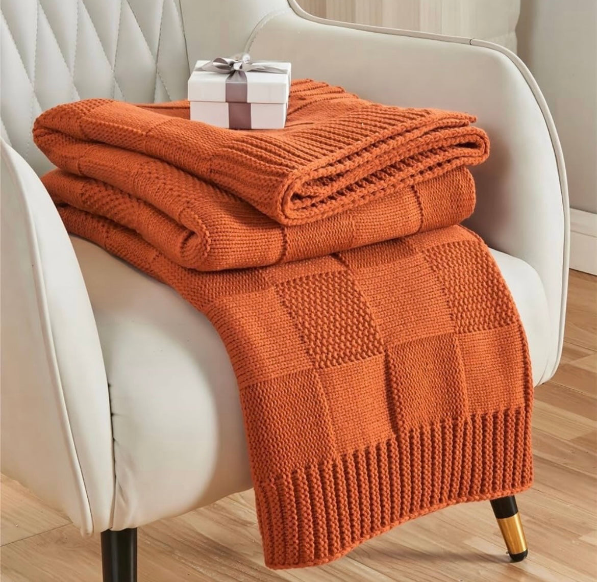 Cozy Plaid orange sur un fauteuil