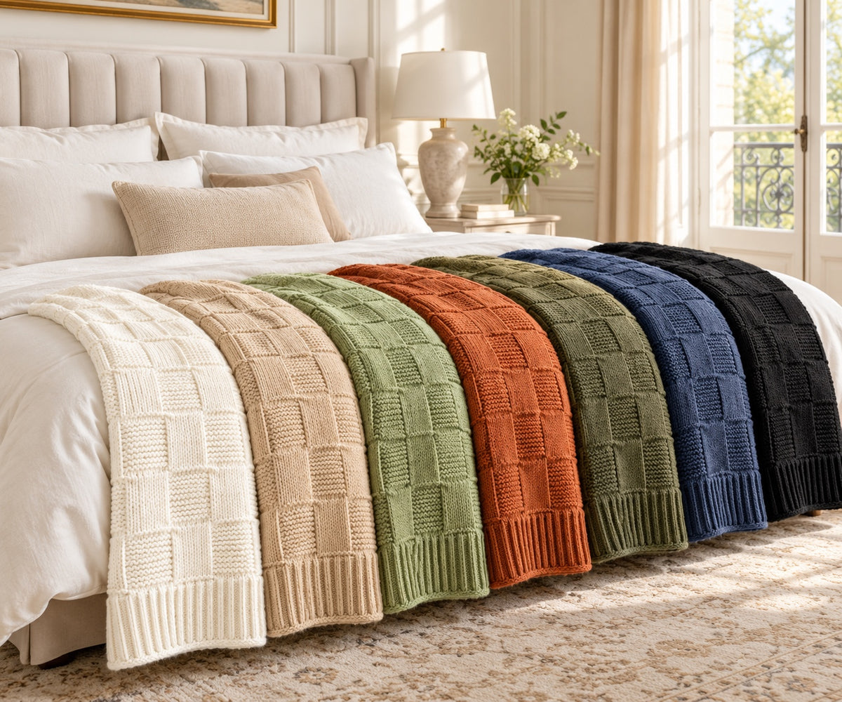 Cozy Plaid dans les sept coloris sur un lit