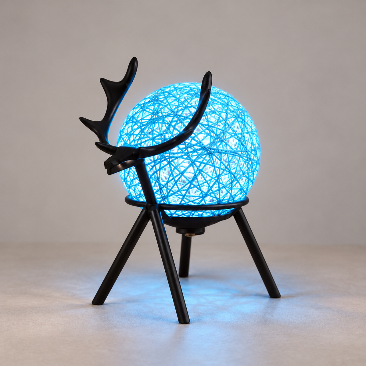 Lampe cerf bleue — vue frontale studio