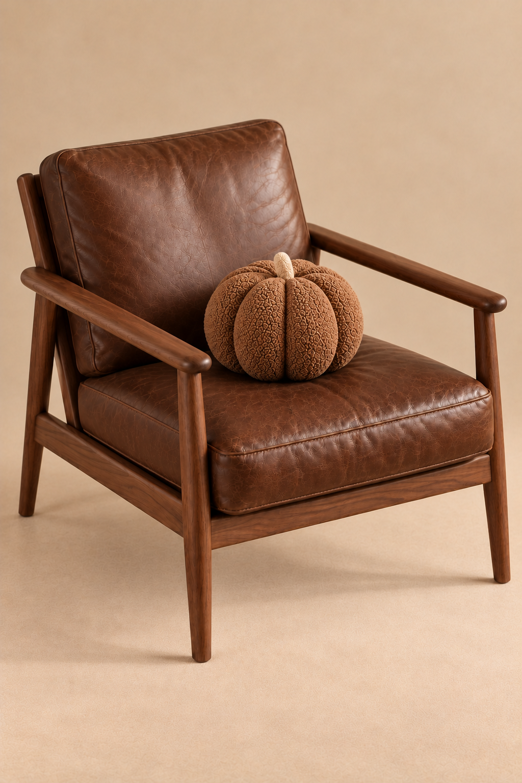 Pumpkin marron tige beige sur fauteuil brun — angle élevé
