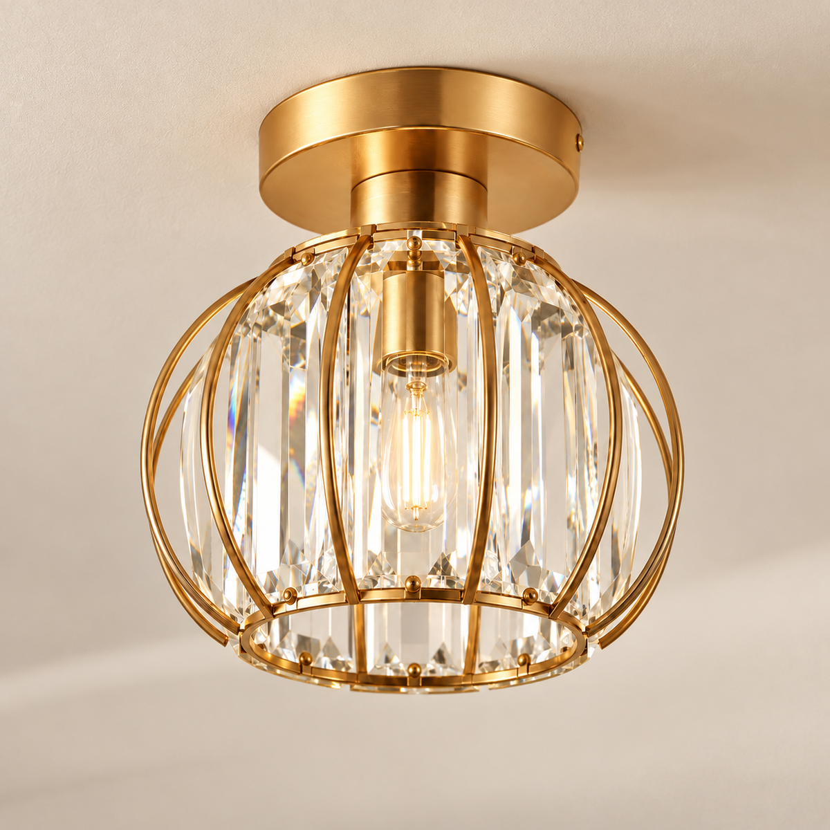 Plafonnier Style D doré — vue trois-quarts plafond