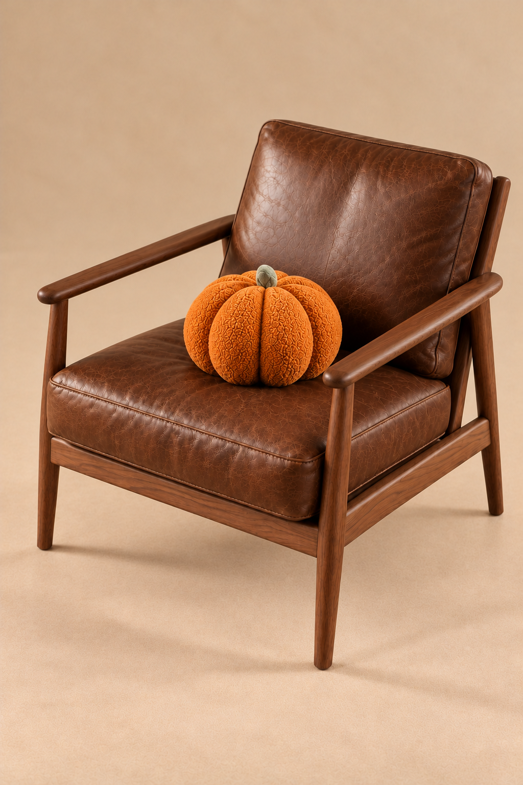 Pumpkin orange sur fauteuil brun — vue trois-quarts