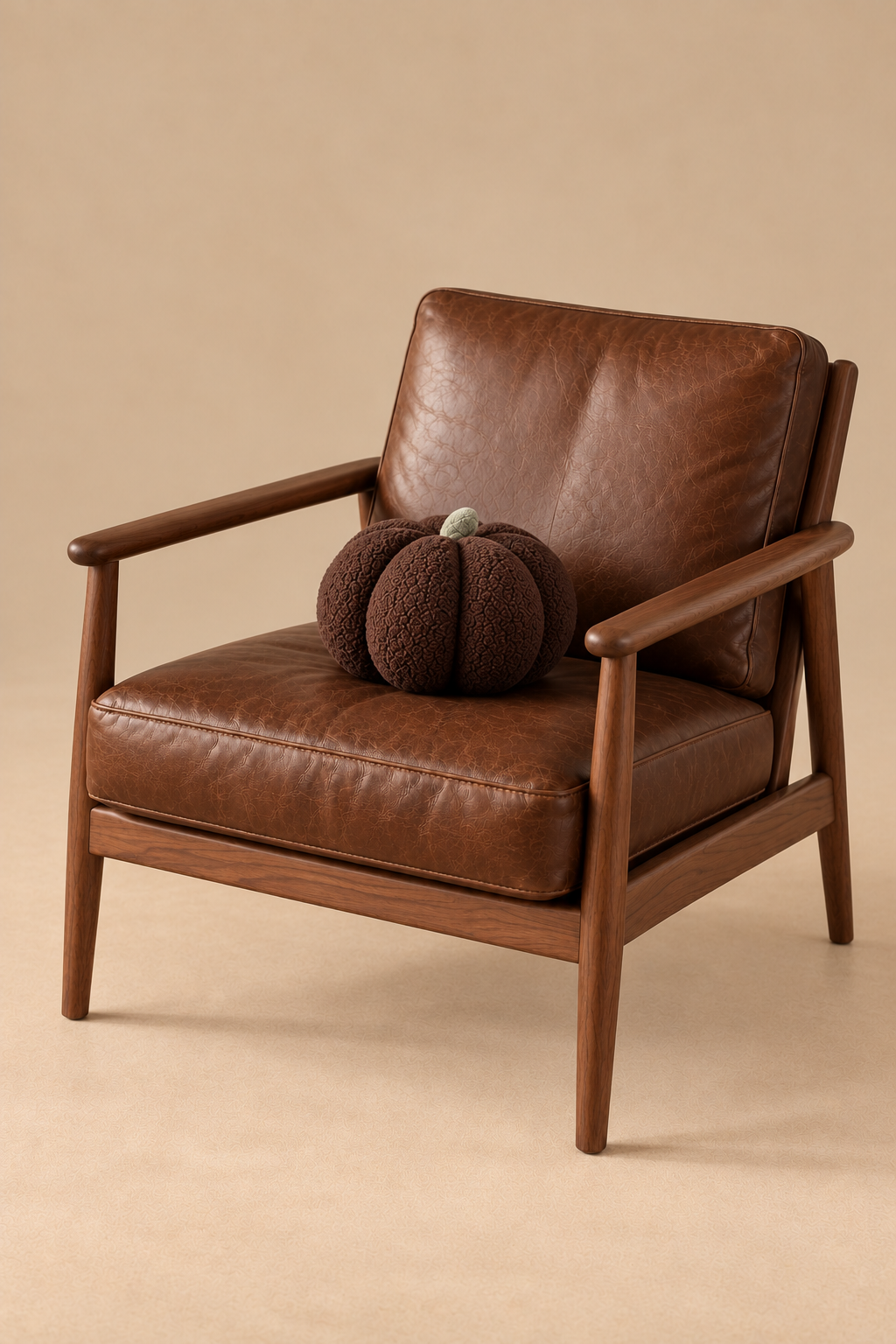 Pumpkin marron foncé sur fauteuil brun — angle trois-quarts