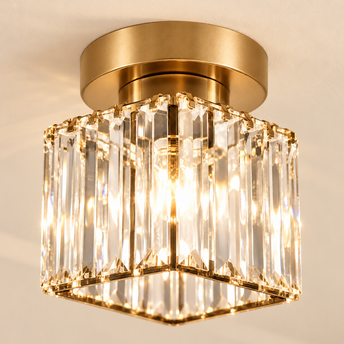 Plafonnier Style C doré — vue trois-quarts plafond