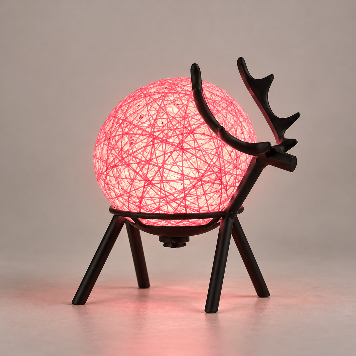 Lampe cerf rose — vue frontale studio