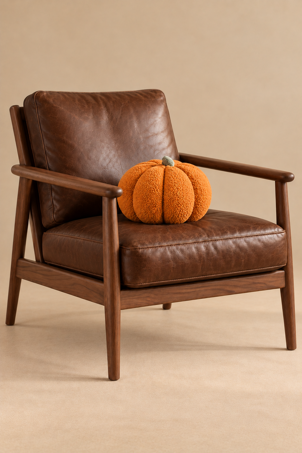 Pumpkin orange sur fauteuil brun — angle latéral